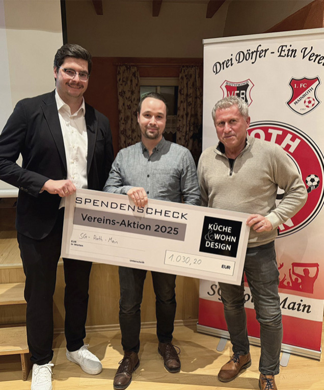 V.r.n.l.: Rudi Grießer und Fabio Turdi übergeben die Vereinsspende an Daniel Vonbrunn vom SG-Roth-Main
