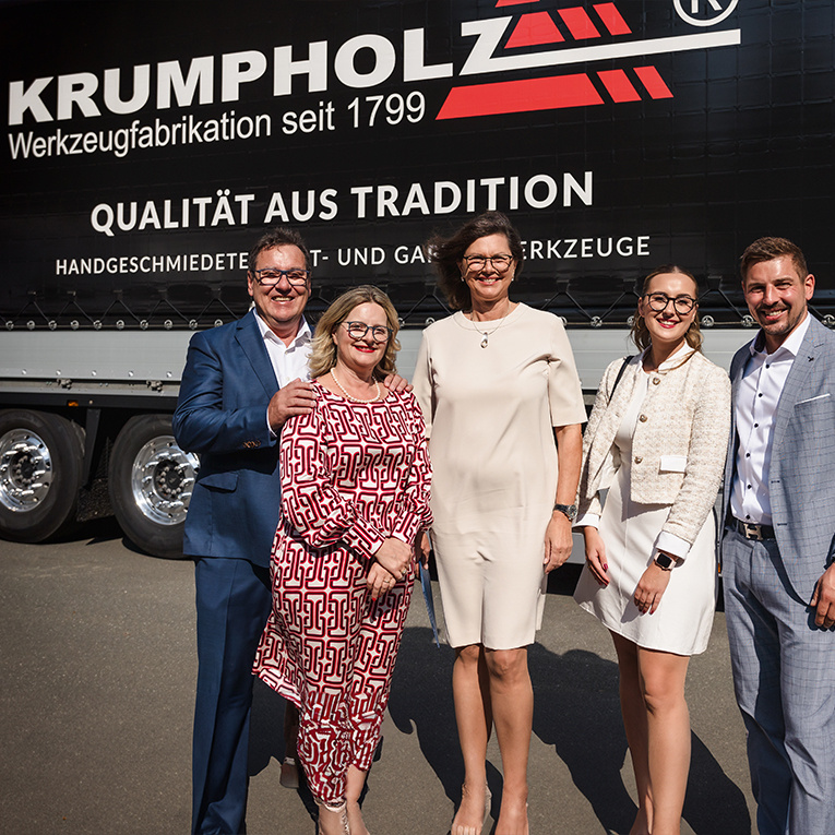 V.l.n.r. Claus sen. und Elke Krumpholz, Ilse Aigner, Juliane Tröger und Claus Krumpholz jun. beim 225-jährigen Jubiläum, das 2024 gefeiert wurde.